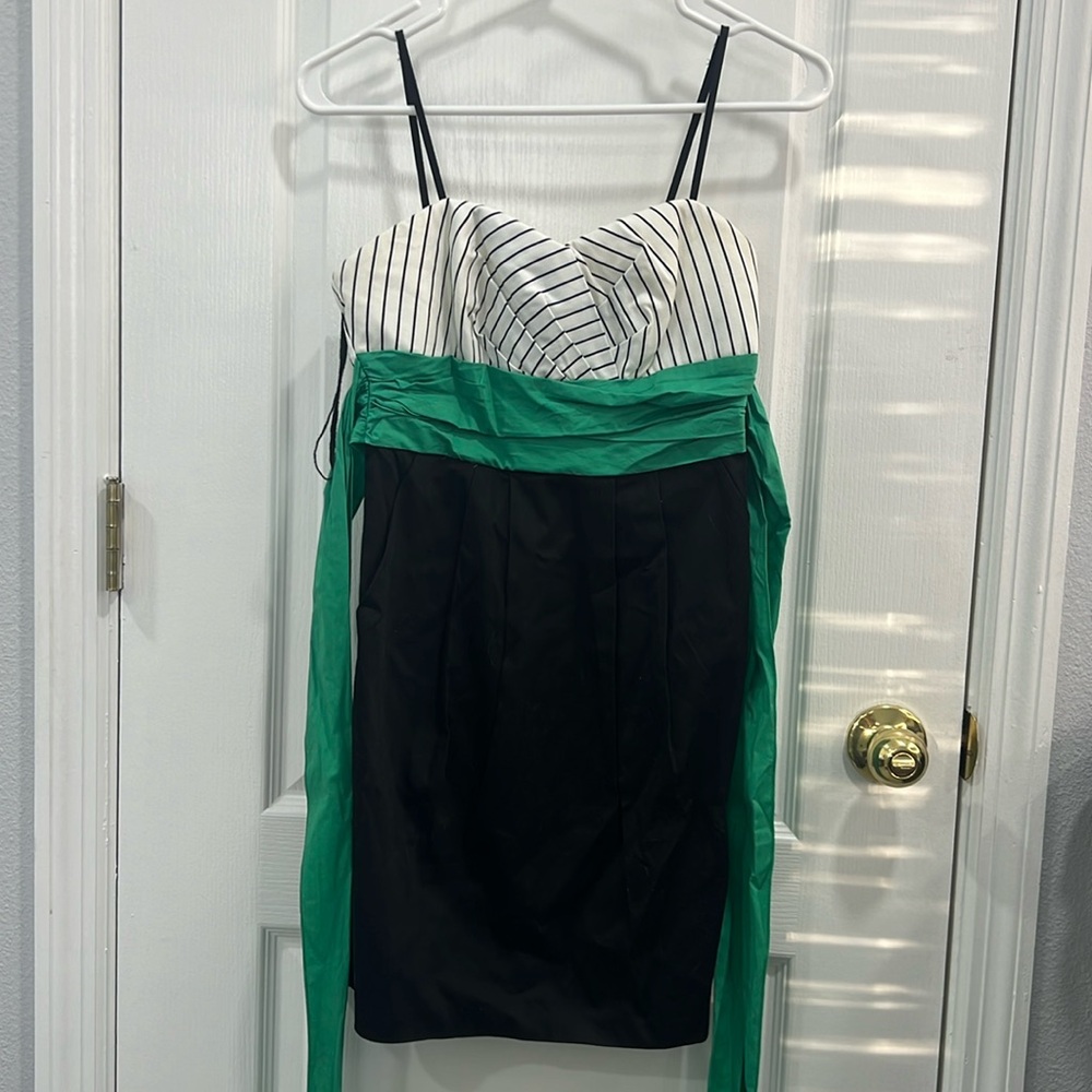 Like new! Stylish fitted dress with gorgeous green waistline. Size 5.